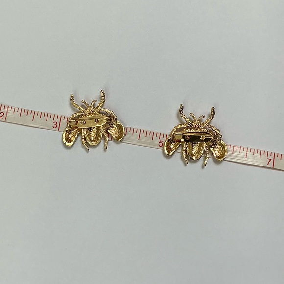 1 Red and 1 Black Flying Insect Brooch - Picture 7 of 7